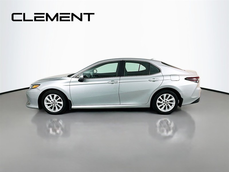 Toyota Camry Vehicle Full-screen Gallery Image 6