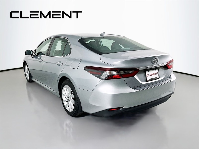 Toyota Camry Vehicle Full-screen Gallery Image 10