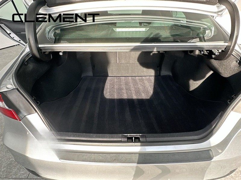 Toyota Camry Vehicle Full-screen Gallery Image 11