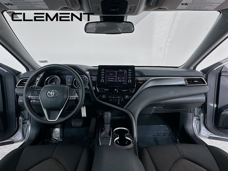 Toyota Camry Vehicle Full-screen Gallery Image 12