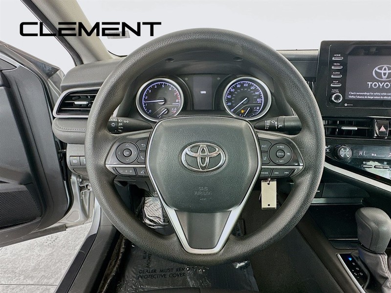 Toyota Camry Vehicle Full-screen Gallery Image 15