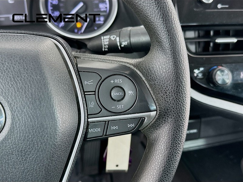 Toyota Camry Vehicle Full-screen Gallery Image 17