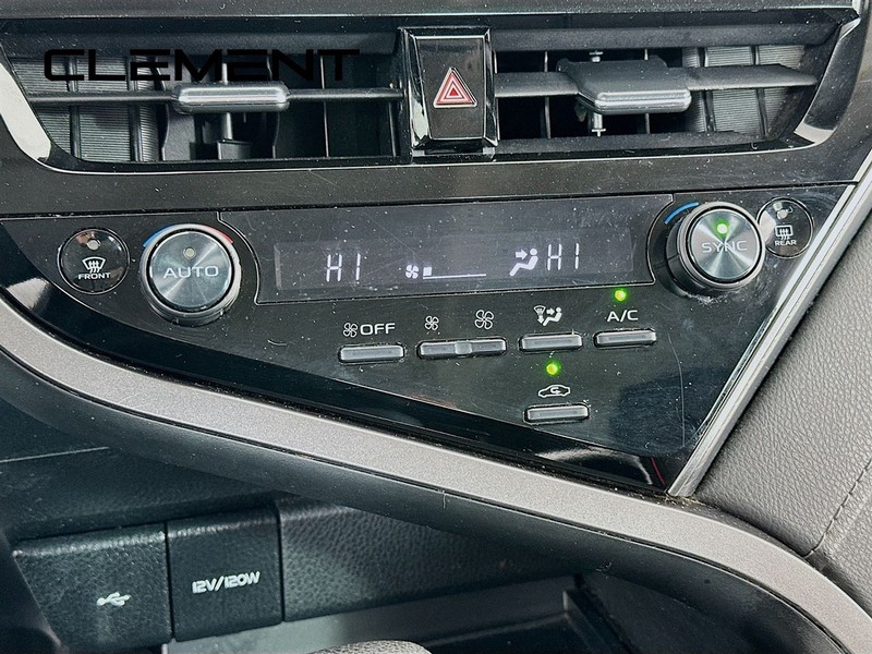 Toyota Camry Vehicle Full-screen Gallery Image 22