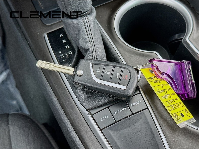 Toyota Camry Vehicle Full-screen Gallery Image 23