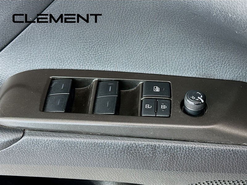 Toyota Camry Vehicle Full-screen Gallery Image 24