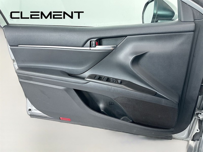 Toyota Camry Vehicle Full-screen Gallery Image 26