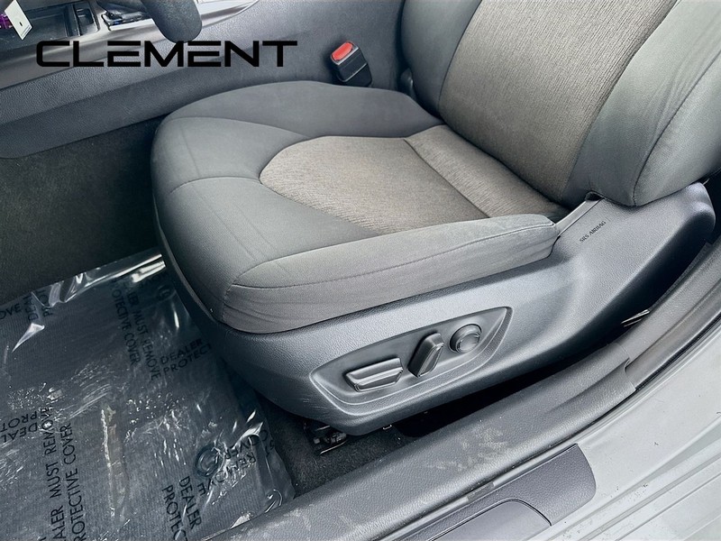 Toyota Camry Vehicle Full-screen Gallery Image 27