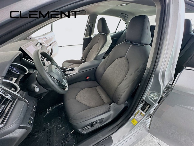 Toyota Camry Vehicle Full-screen Gallery Image 28