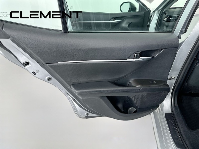 Toyota Camry Vehicle Full-screen Gallery Image 29