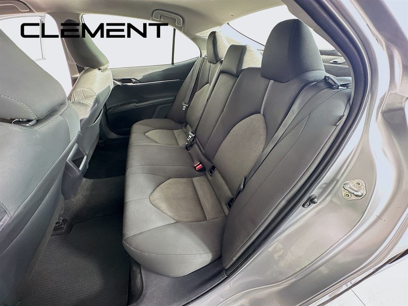 Toyota Camry Vehicle Full-screen Gallery Image 30