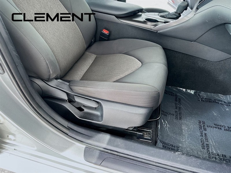 Toyota Camry Vehicle Full-screen Gallery Image 31