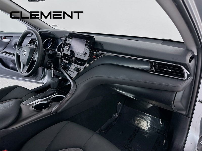 Toyota Camry Vehicle Full-screen Gallery Image 32