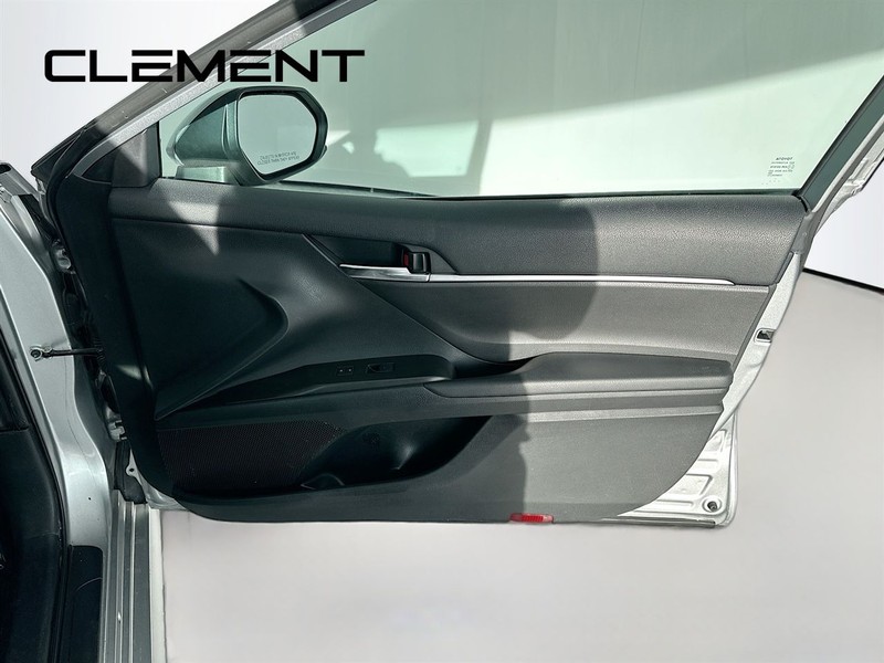 Toyota Camry Vehicle Full-screen Gallery Image 33