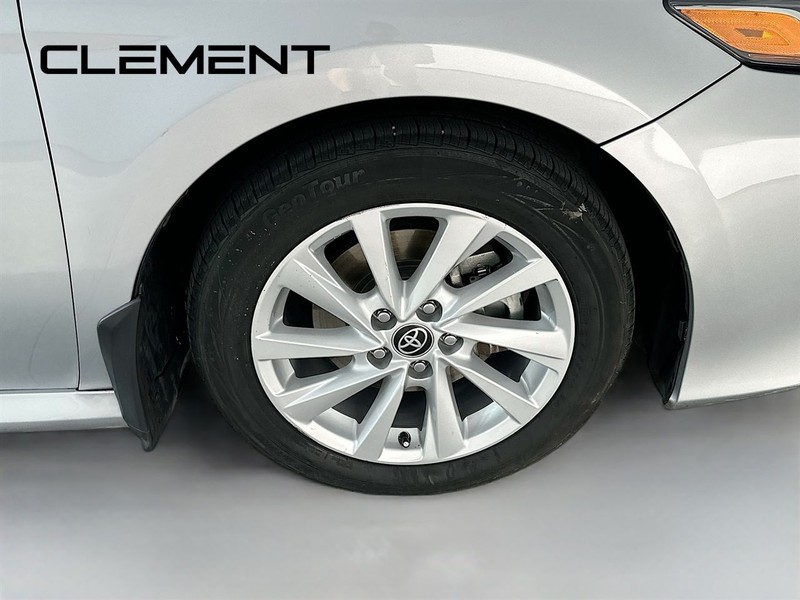 Toyota Camry Vehicle Full-screen Gallery Image 34