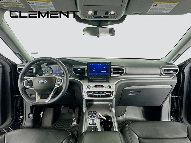 Ford Explorer Vehicle Full-screen Gallery Image 12