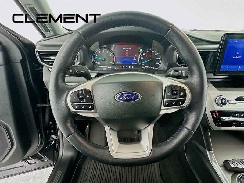 Ford Explorer Vehicle Full-screen Gallery Image 15