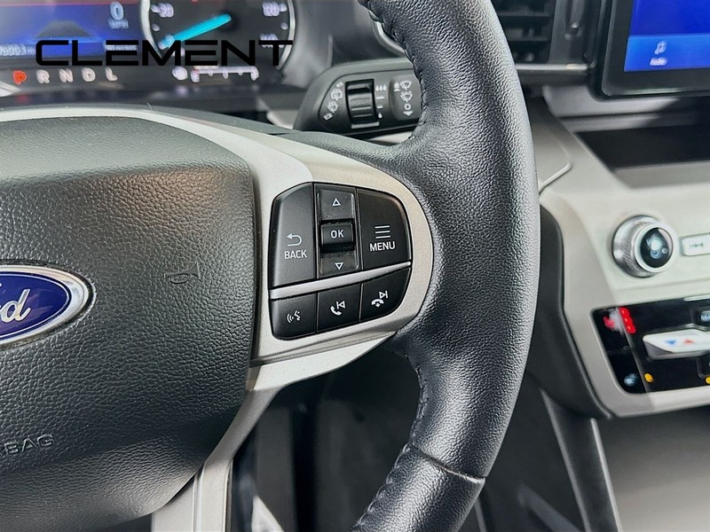 Ford Explorer Vehicle Full-screen Gallery Image 17