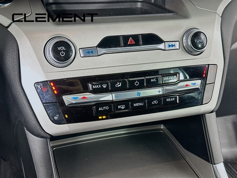 Ford Explorer Vehicle Full-screen Gallery Image 22