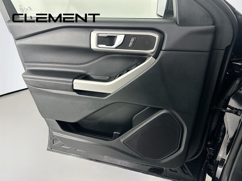 Ford Explorer Vehicle Full-screen Gallery Image 27