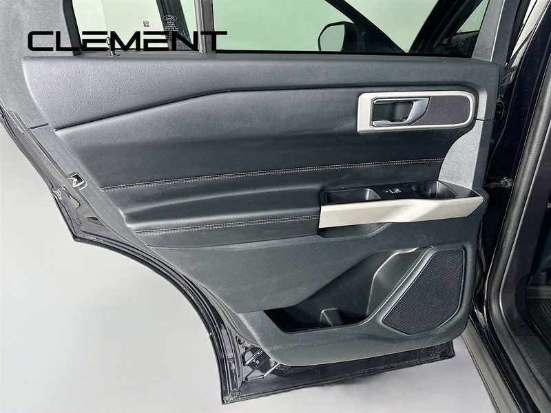 Ford Explorer Vehicle Full-screen Gallery Image 30