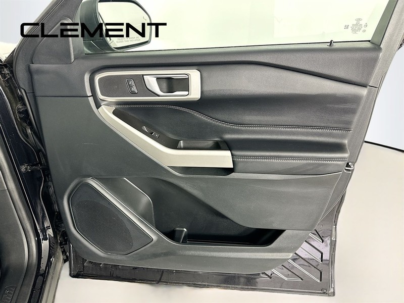 Ford Explorer Vehicle Full-screen Gallery Image 36