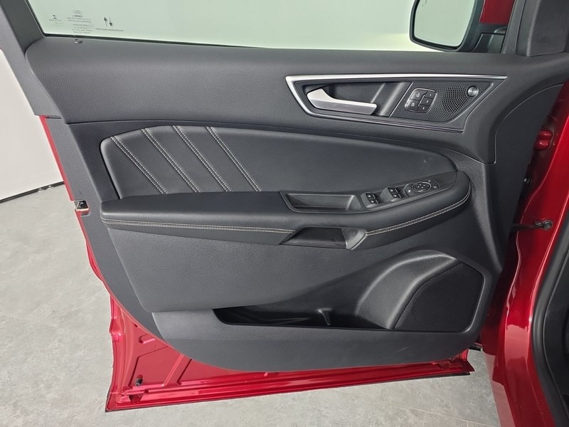 Ford Edge Vehicle Full-screen Gallery Image 23