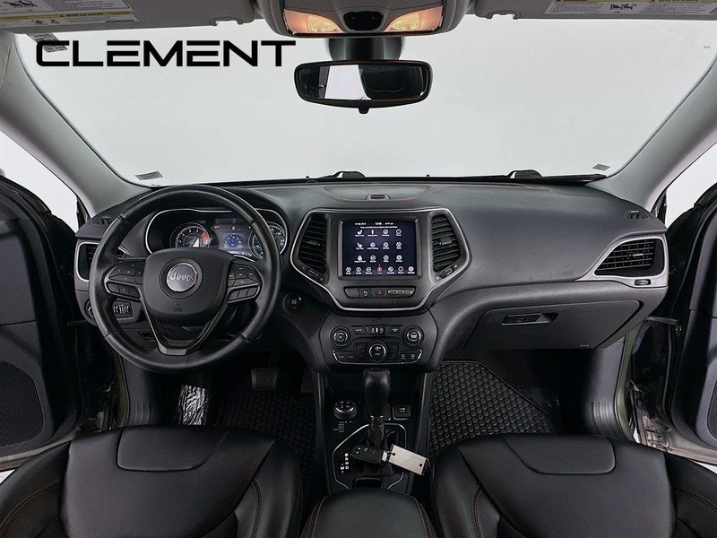 Jeep Cherokee Vehicle Full-screen Gallery Image 12