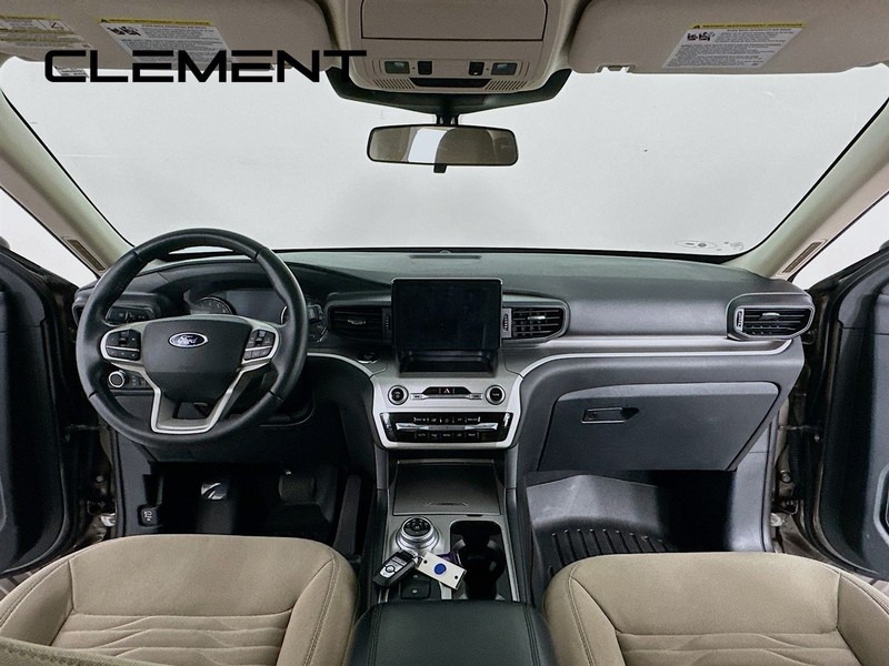 Ford Explorer Vehicle Full-screen Gallery Image 12