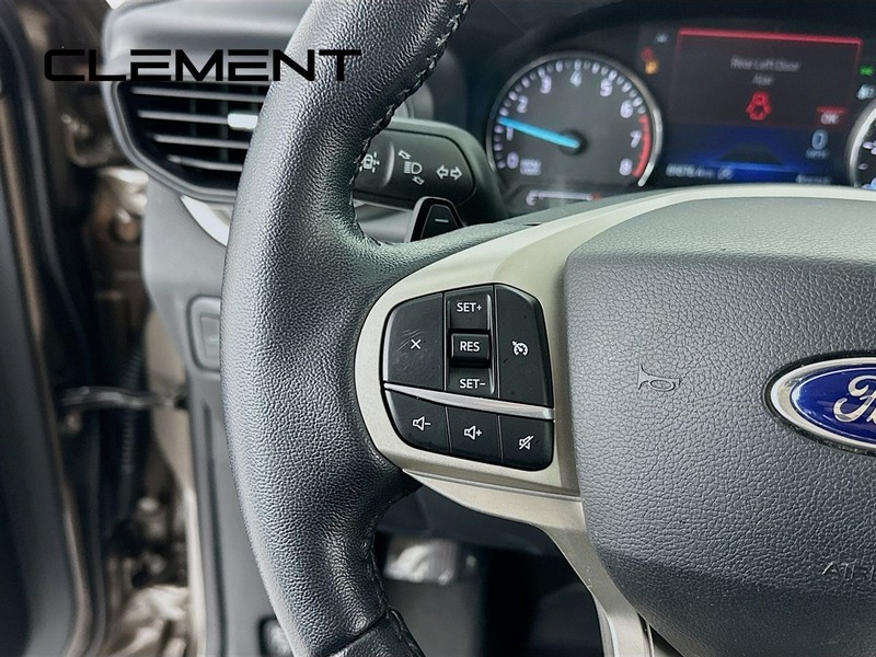 Ford Explorer Vehicle Full-screen Gallery Image 16