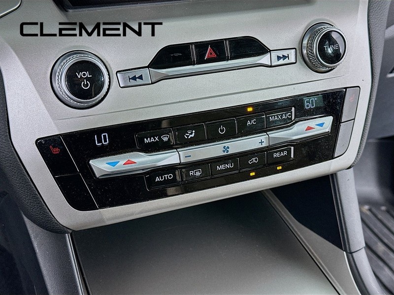 Ford Explorer Vehicle Full-screen Gallery Image 22