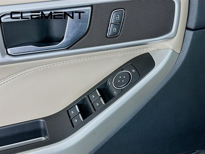 Ford Explorer Vehicle Full-screen Gallery Image 26