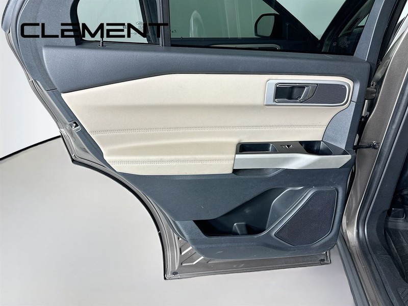 Ford Explorer Vehicle Full-screen Gallery Image 30