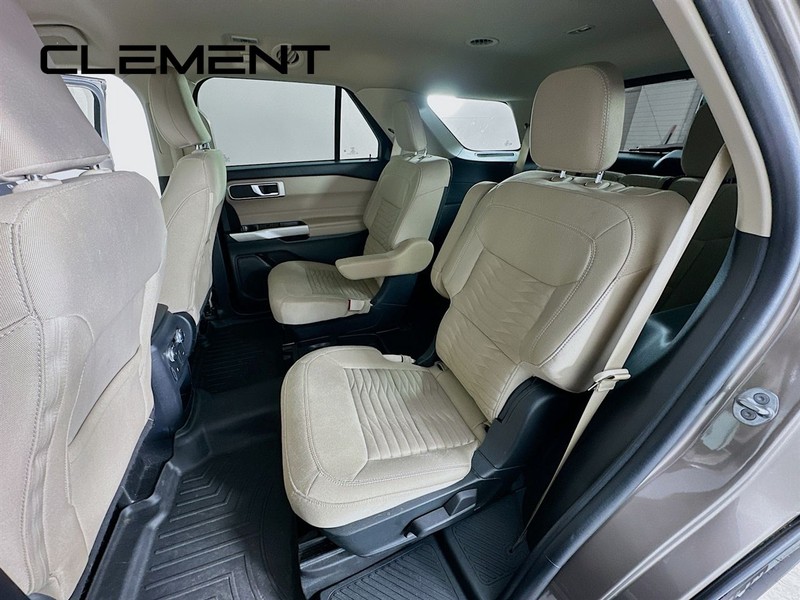 Ford Explorer Vehicle Full-screen Gallery Image 31