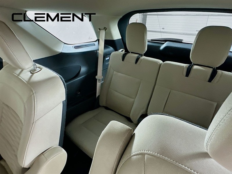 Ford Explorer Vehicle Full-screen Gallery Image 32