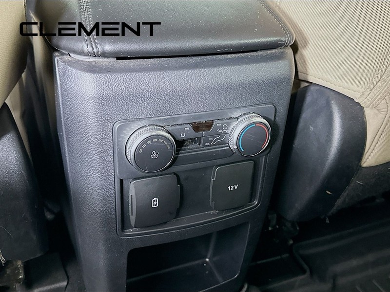 Ford Explorer Vehicle Full-screen Gallery Image 33