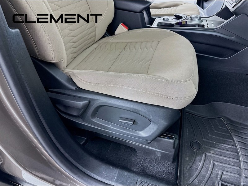 Ford Explorer Vehicle Full-screen Gallery Image 34