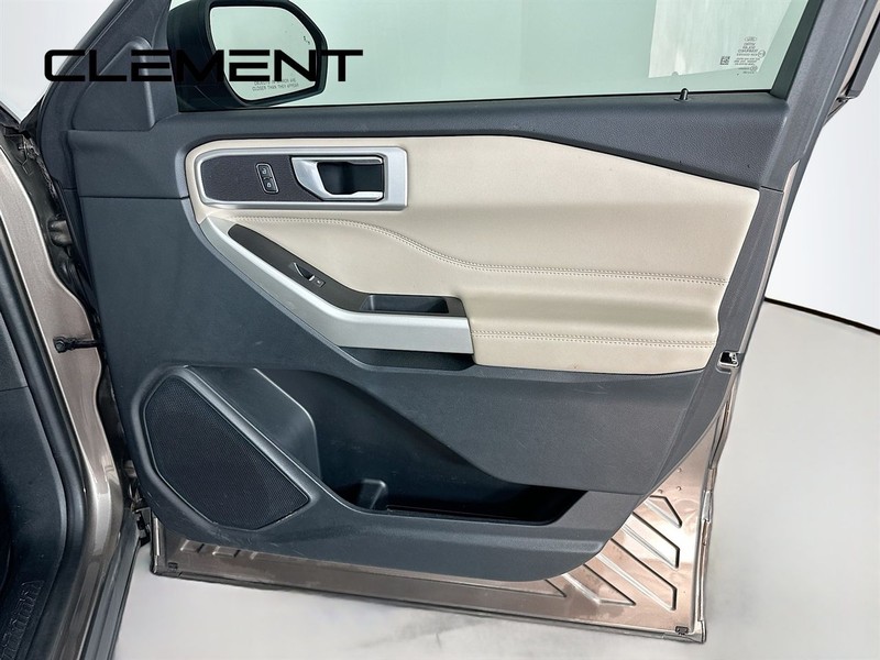 Ford Explorer Vehicle Full-screen Gallery Image 36