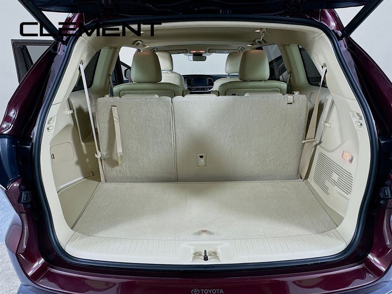 Toyota Highlander Vehicle Full-screen Gallery Image 11