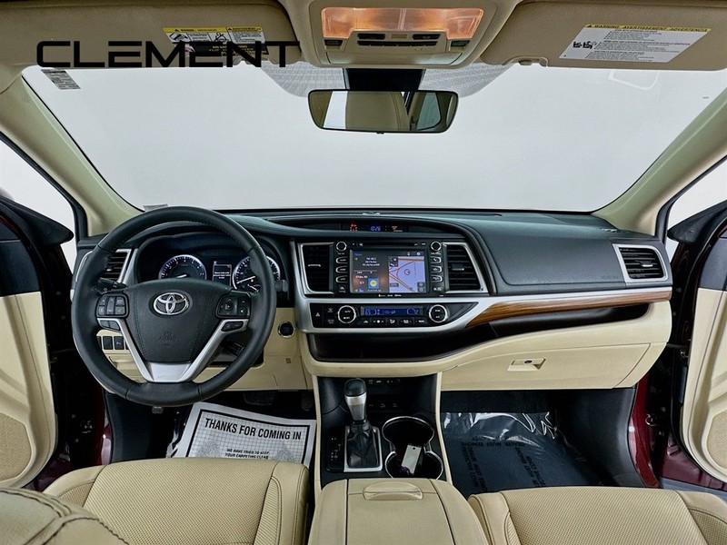 Toyota Highlander Vehicle Full-screen Gallery Image 12