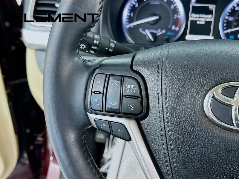 Toyota Highlander Vehicle Full-screen Gallery Image 16