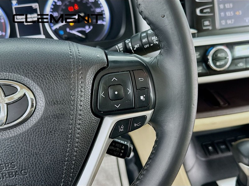 Toyota Highlander Vehicle Full-screen Gallery Image 17