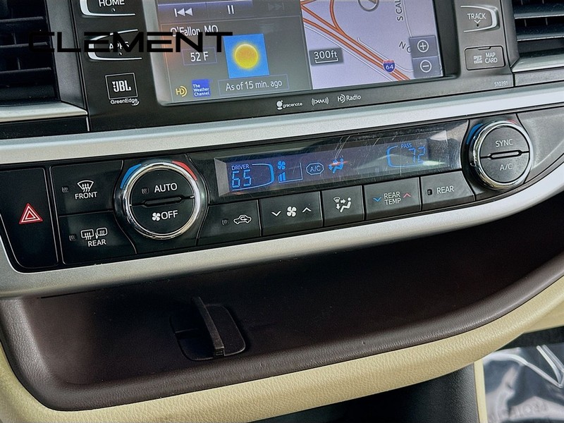 Toyota Highlander Vehicle Full-screen Gallery Image 22