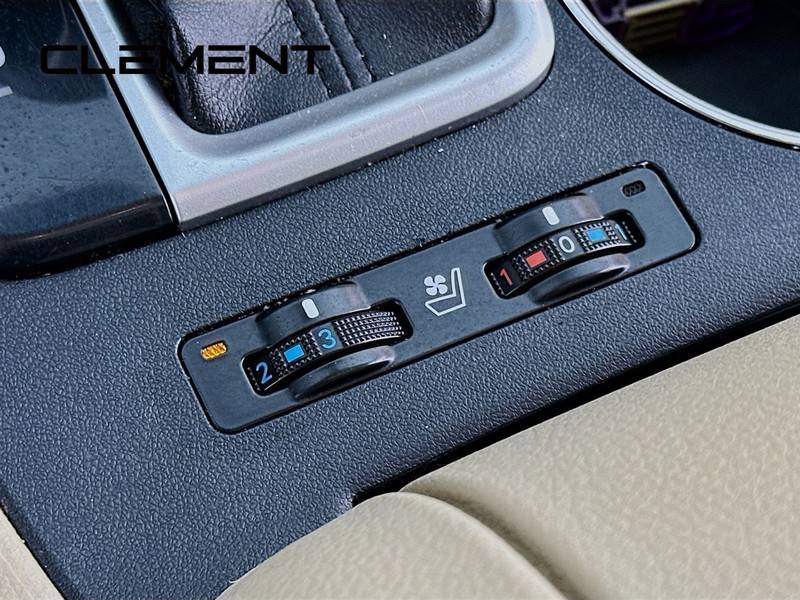 Toyota Highlander Vehicle Full-screen Gallery Image 23