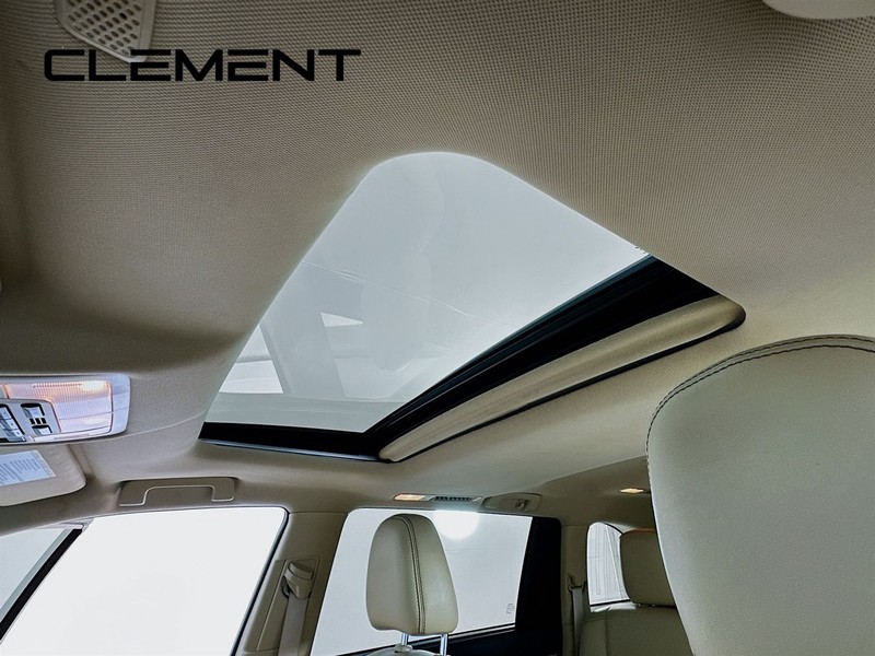 Toyota Highlander Vehicle Full-screen Gallery Image 24