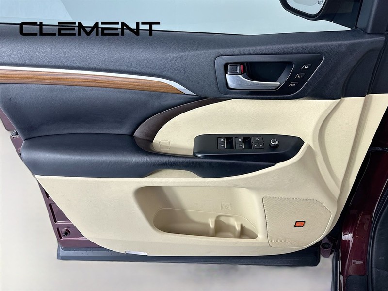 Toyota Highlander Vehicle Full-screen Gallery Image 28