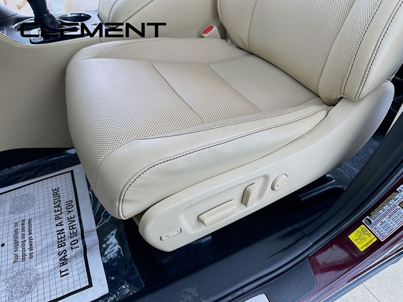 Toyota Highlander Vehicle Full-screen Gallery Image 29