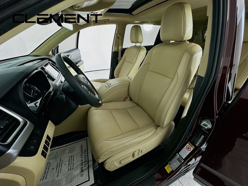 Toyota Highlander Vehicle Full-screen Gallery Image 30