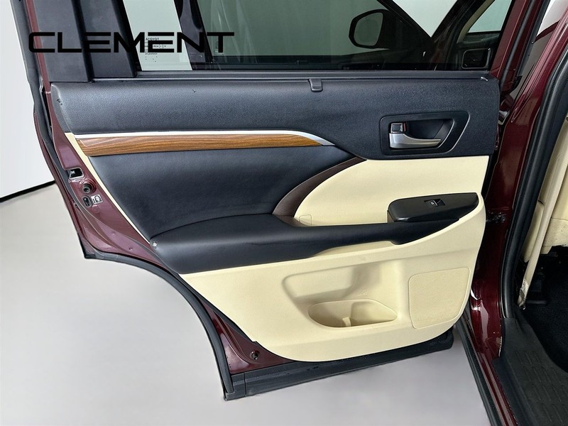 Toyota Highlander Vehicle Full-screen Gallery Image 31