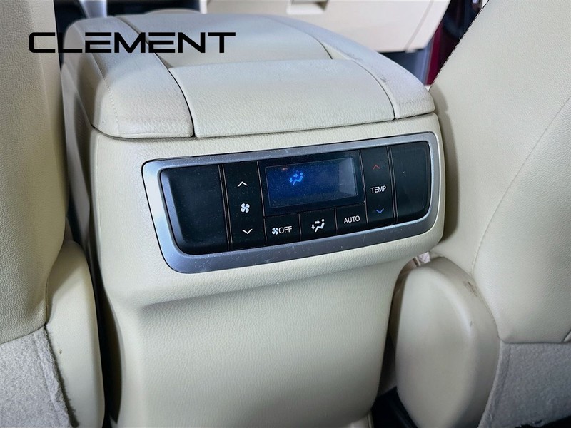 Toyota Highlander Vehicle Full-screen Gallery Image 34