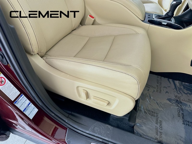 Toyota Highlander Vehicle Full-screen Gallery Image 35